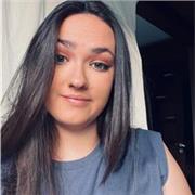 Profesora graduada en educación infantil imparte clases para alumnado de primaria